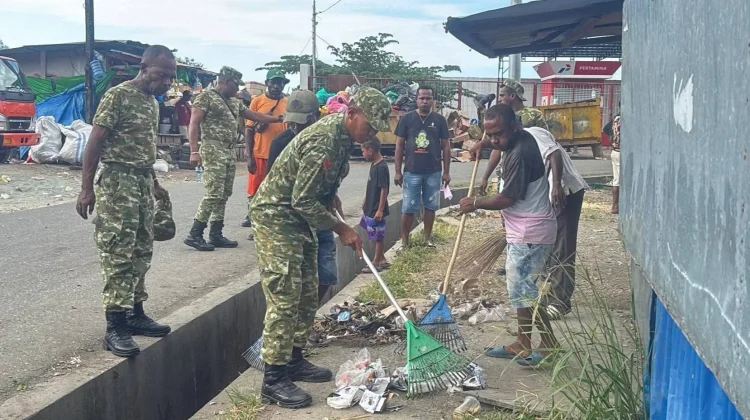 Kodim 1709/Yawa Gelar Karya Bakti Jumat Bersih, Wujudkan Pasar Bersih