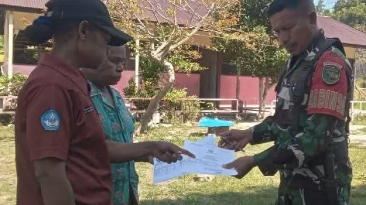 Babinsa Serui Lakukan Pendataan Akta Kelahiran Siswa di Tatui