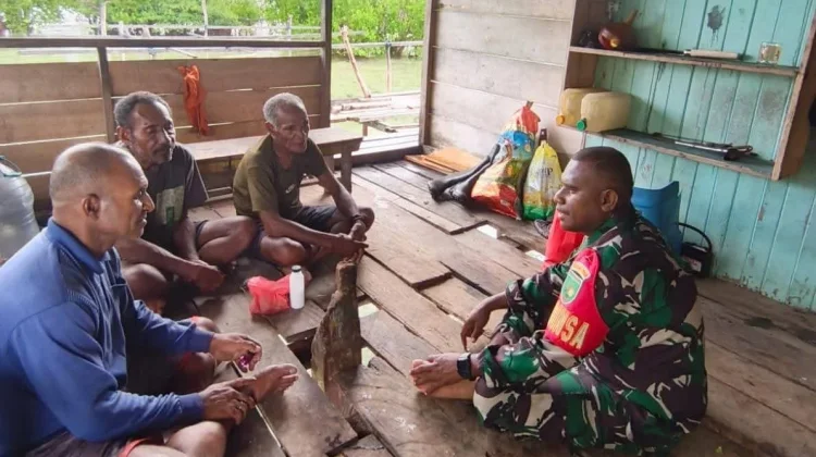 Babinsa Ansus Pererat Kedekatan dengan Masyarakat Kampung Maniri.