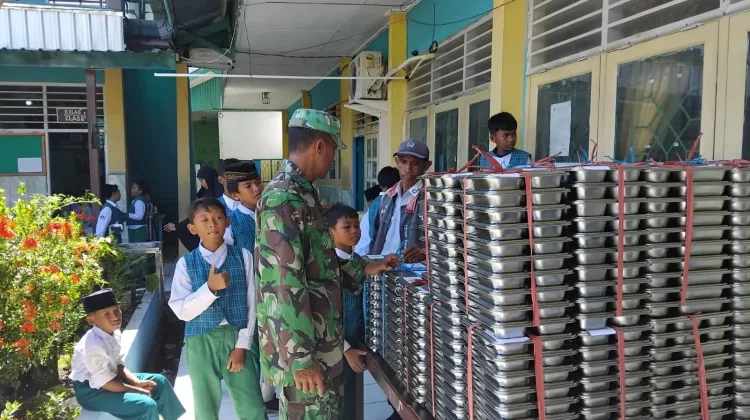 Babinsa Serui,Serka Santoso Pastikan MBG Tepat Sasaran.