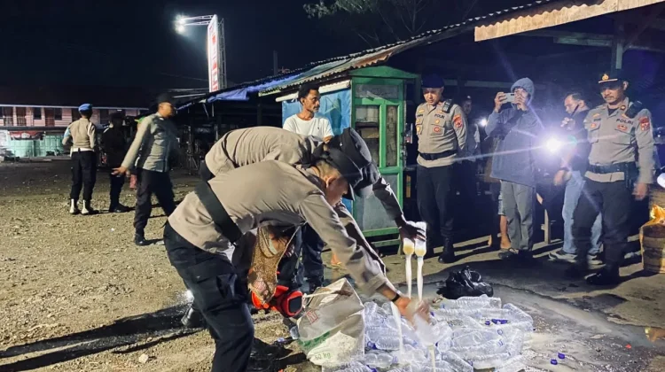 Kapolres Yapen Turun Langsung Razia Miras Lokal
