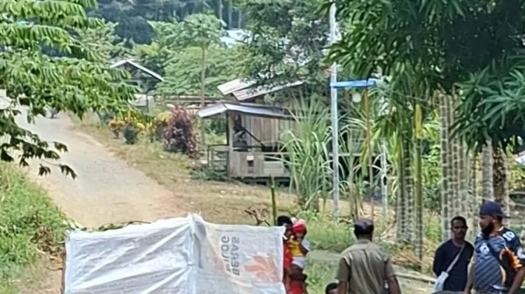 Ketua DPRK Yapen Buka Palang Jalan Trans Wadapi