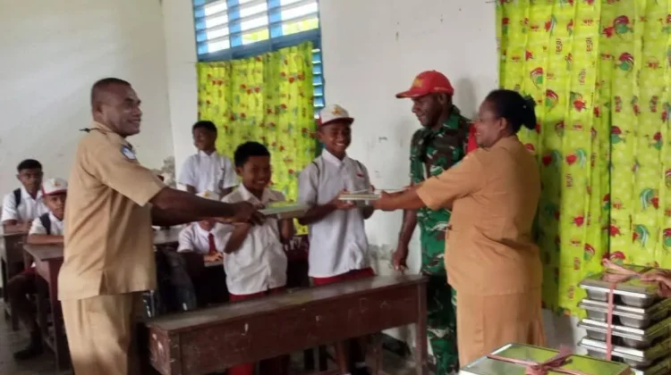 Babinsa Koramil 1709-01/Serui Distribusi MBG di SDN Panduami