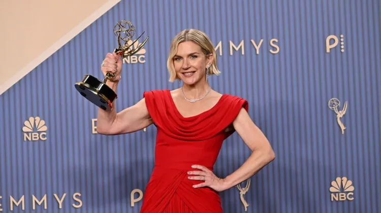 Rhea Seehorn Raih Emmy Pertama lewat “Pluribus”