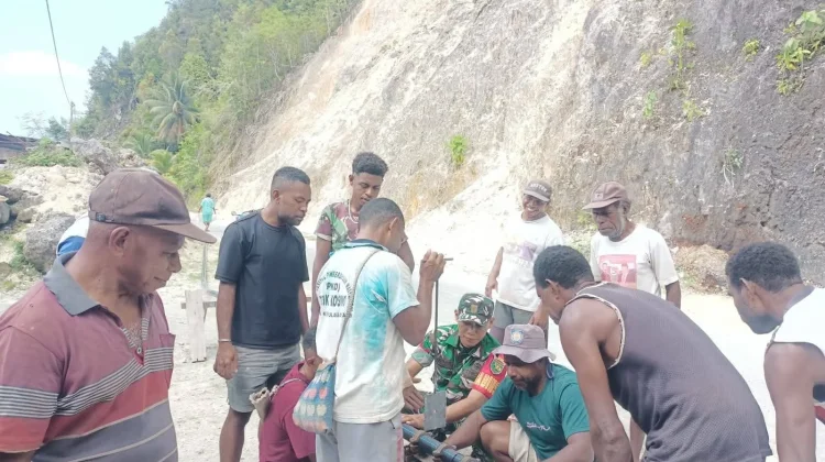 Babinsa Serui Gotong Warga Pemasangan Pipa Air Bersih
