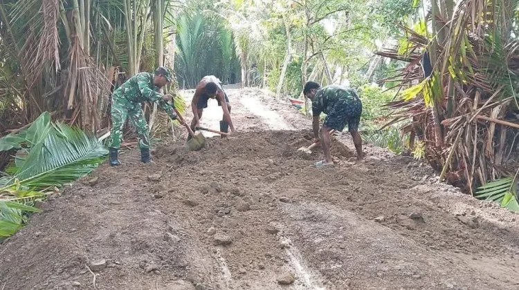 Babinsa dan Warga Rambai Kompak Benahi Akses Kampung Nelayan