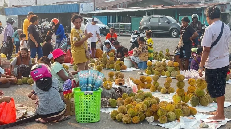 Musim Durian Ramai di Pasar Aroro Iroro Serui