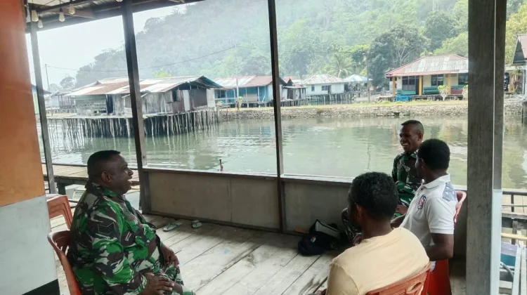Babinsa Serui Ajak Masyarakat Aiwaranggani Jaga Kebersihan Keamanan