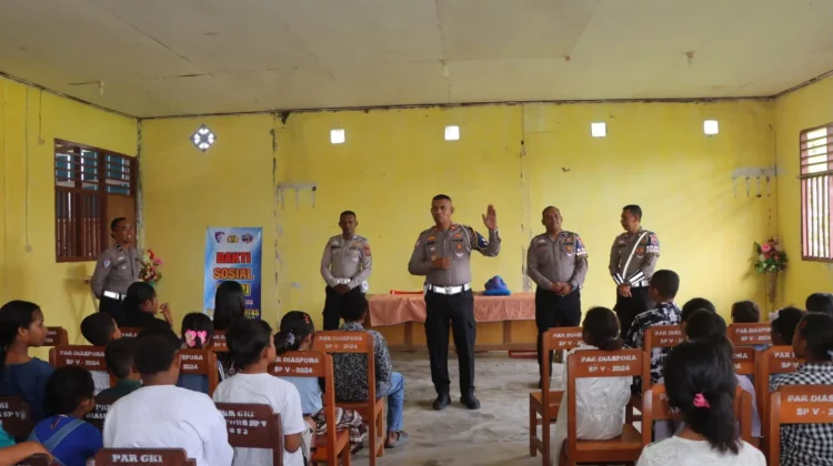Satlantas Waropen Gelar Minggu Kasih di Dua Gereja