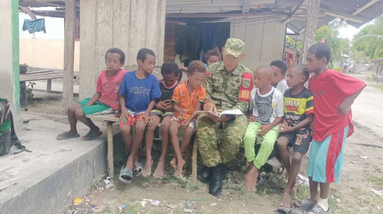 Babinsa Mengajar, Anak-anak Kampung Sarawandori Baca Tulis