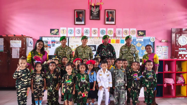 Yonif TP 909/Karya Ruba Pewa Kenalkan Kehidupan Prajurit Anak-Anak TK Pertiwi IV Ser