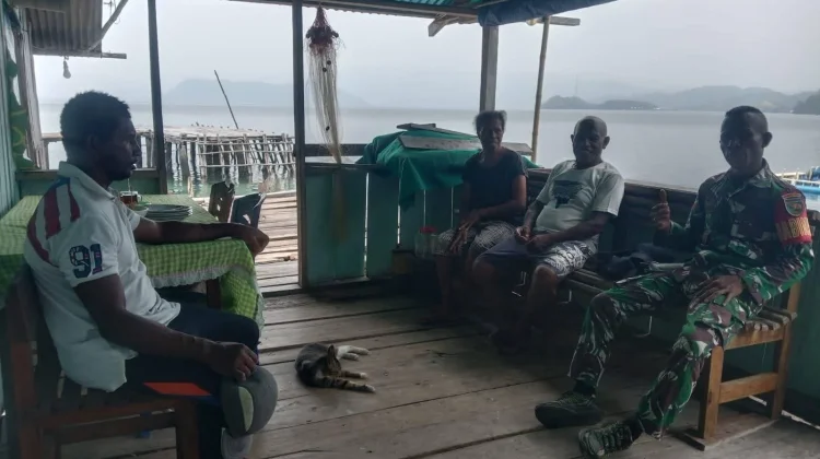 Babinsa Serui Warga Ambai II Jaga Keamanan