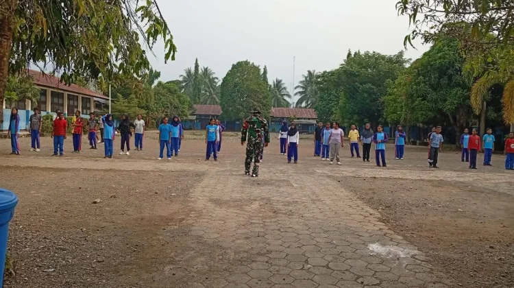 Babinsa, Siswa SMP Negeri 2 Serui Olahraga Generasi Sehat