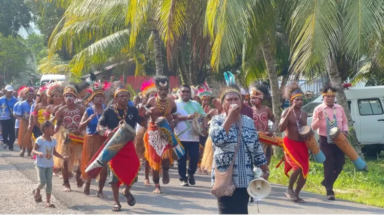 Jemaat Betania Mariadei Sambut Peserta Tour Balasan Wisata Rohani PW