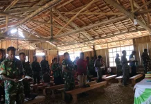 Satgas TMMD Kodim 1709/Yawa Beribadah  Jemaat Efesus Rembai*