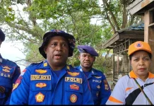 Polairud Waropen Bersihkan Pantai Ronggaiwa Dukung Program ASRI