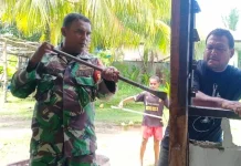 Babinsa Warbah Turun Tangan Perbaiki Rumah Ibadah