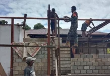 Babinsa Warbah Bantu Renovasi Rumah di Kampung Awaso