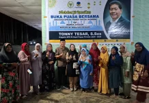 Tonny Tesar Buka Puasa Bersama Jamaah Masjid Al Hidayah Menawi