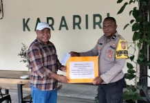 Dukung Pembangunan Sarana Ibadah, Tonny Tesar Serahkan Seng ke GPDI Alfa Om