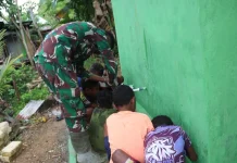 TNI Ajak Anak2 Rembai Coba Bak Air Bersih