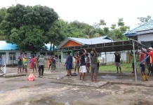 Warga Rembai Bersama TNI Gotong Royong Siapkan Momen Penutupan