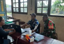 Babinsa Koramil Ansus Dampingi Pelayanan Jebol Distrik Poom