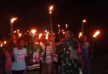 Babinsa Ansus Hadir  Amankan dan Meriahkan Pawai Obor Paskah di Yapen Barat