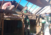 Aksi Nyata Babinsa Ansus, Perbaiki Atap Rumah di Inowa