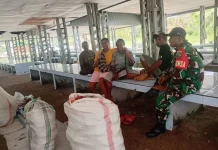 Babinsa Serui Perkuat Komsos Bersama Warga Menawi