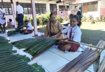 Ujian Praktek Pembuatan Atap  Daun Rumbia Lestarikan Budaya