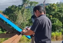 Anggota DPRP dan DPRK Hadiri Pemasangan Seng Gereja Getsemani Wanijan
