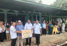 Gubernur Papua Serahkan Bantuan Hewan Qurban untuk Masjid Muhajirin Yapen