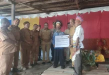 Gubernur Papua Tinjau Kebun Kakao di Yapen