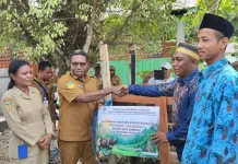 Pemerintah Waropen Serahkan Hewan Kurban untuk Masyarakat dan Pengurus Masjid