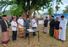 Bupati Yapen Serahkan Sapi Kurban Bantuan Presiden Prabowo untuk Warga Muslim