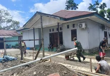 Babinsa Serui Laksanakan Komsos dan Turun Langsung Bantu Warga