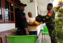 Babinsa Warbah Dampingi Penyaluran Pelayanan Kasih Jemaat GKI Betania Waren