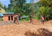 Babinsa Serui Warga Pembangunan Kampung Nelayang Merah Putih
