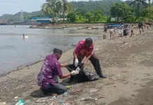 Warga Cinatua dan Plt Kepala Distrik Yapen Selatan Gelar Aksi Bersih Pantai