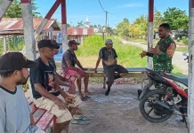 Babinsa Serui Ajak Warga Menawi Jaga Kebersihan.