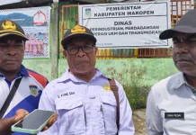 Pegawai Perindagkop Waropen Palang Kantor Tuntut Hak Mereka