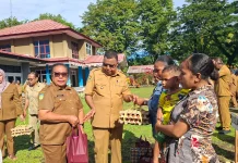 Pemda Yapen Launching Genting  dan Pemberian Sembako