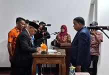 Bupati Yapen Resmi Lantik Cyfrianus Mambay sebagai Penjabat Sekda