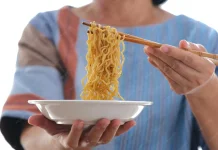 Wabah Salmonella Eropa: Tren Makan Mi Instan Mentah Jadi Sorotan