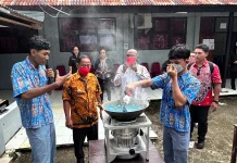 Wabup Roi Palunga Inovasi Paving Blok dari Sampah Plastik Layak Dikembangkan