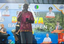 Kepala Distrik Pulau Kurudu Resmi Tutup Festival Budaya Bahari Yapen 2026