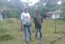 Kepala Distrik Pulau Kurudu Pimpin Pembersihan Kantor Distrik.