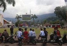 Pildun Babinsa Berbaur dengan Warga Nobar Bersama