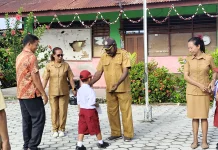 Orang Tua Serahkan Peserta Didik Baru Kepada Pihak Sekolah
